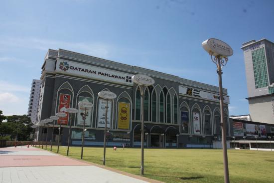 Dataran Pahlawan Melaka Megamall